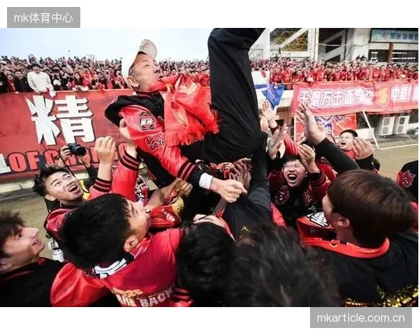 辽宁铁人与重庆铜梁龙作为2025赛季中甲冠亚军，成功升入2026赛季中超联赛。